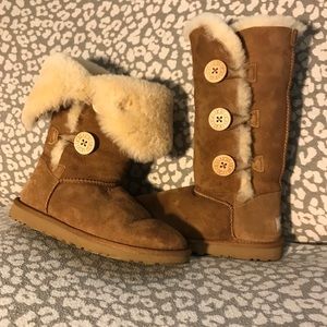 UGG w/ Bailey Button Triplet Tall in Chestnut sz 6